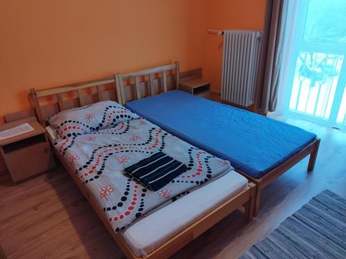 2 twin beds