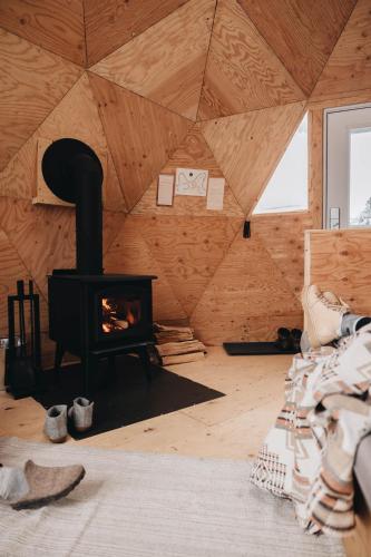 Prêt-à-camper, dôme (Pret-a-camper, dome) in Lake Edouard (QC)