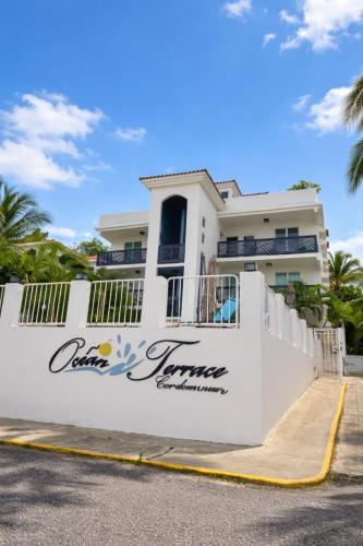Ocean Terrace 202 a 4 min walk to Sandy Beach – khách sạn tại Aguada