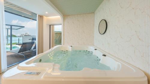 room detail thumbnail 2