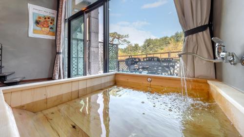 room detail thumbnail 2