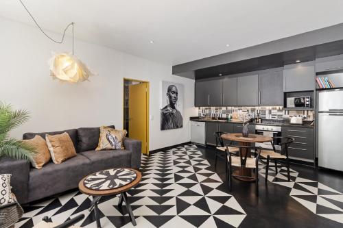 Artistic Urban Apartment at Glaston House - image 14