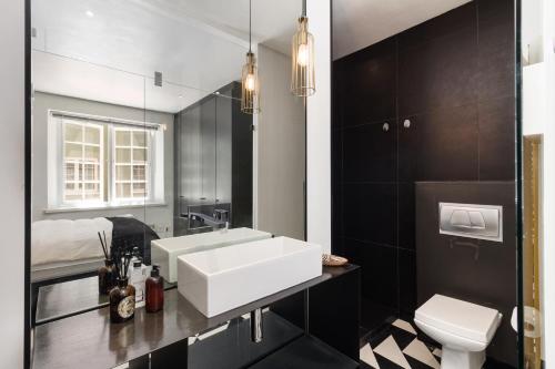 Artistic Urban Apartment at Glaston House - image 10