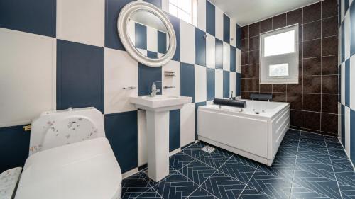 room detail thumbnail 2