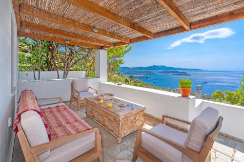 Villa Cleio where the sea meets absolute calm – khách sạn tại Vassilias - Ftelia