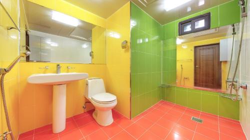 room detail thumbnail 2