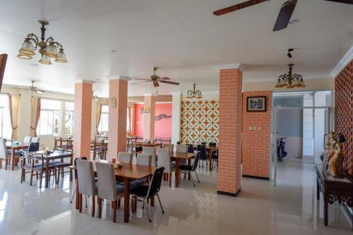 Restaurant, RedDoorz Plus Syariah @ Hotel Boulevard Luwuk in Luwuk