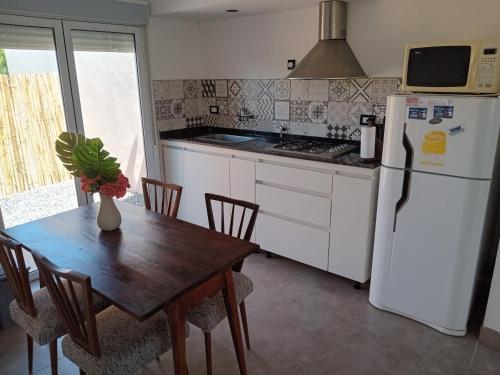 ELINOR-CASA PLAYERA - a 2 cuadras de la playa in Santa Elena