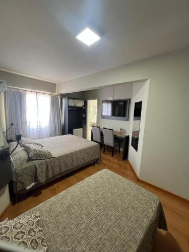 1 queen bed, 2 twin beds