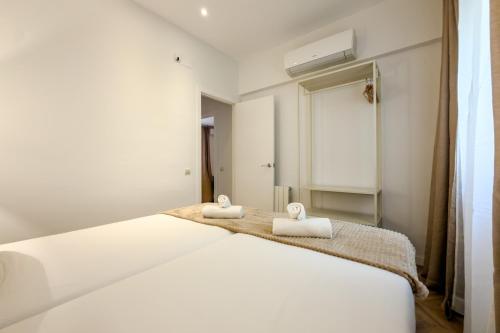 Four Petals Barcelona Boutique Apartments - Tap to explore photos