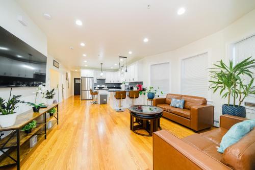 16 -3 Spacious 4BR Worcester Home near Parks in วอเชสเตอร์ (MA)