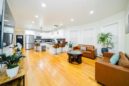 16 -3 Spacious 4BR Worcester Home near Parks in วอเชสเตอร์ (MA)