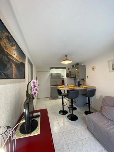 AGENCE JF IMMO-T2 RDC terrasse parking et piscine a 50 m plage-V0743 in Vias