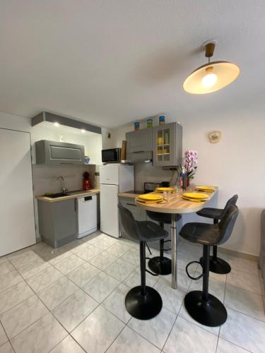 AGENCE JF IMMO-T2 RDC terrasse parking et piscine a 50 m plage-V0743 in Vias