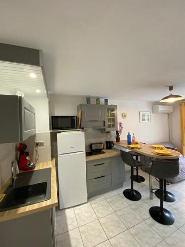 AGENCE JF IMMO-T2 RDC terrasse parking et piscine a 50 m plage-V0743 in Vias