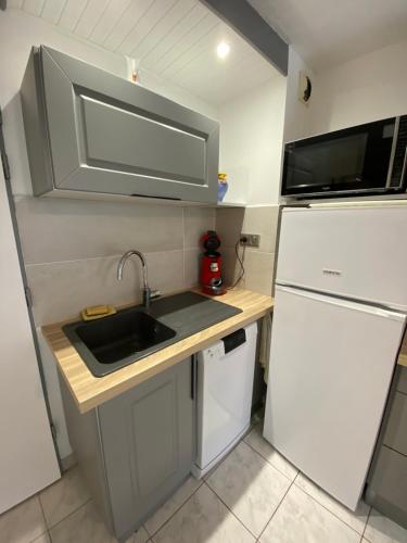 AGENCE JF IMMO-T2 RDC terrasse parking et piscine a 50 m plage-V0743 in Vias