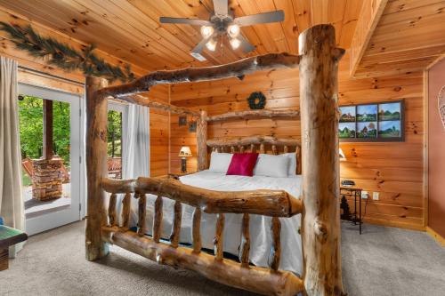 Wayward Travelers Lodge HotTub Theater Arcade MORE in Pigeon Forge (TN)