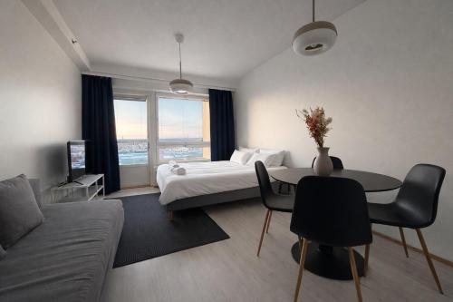 City Home Finland - City View Studio - Best Location & City View Balcony