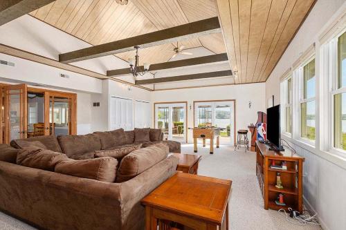 2 Lakefront Cottages with Docks, Bikes, BBQ in Ņūveigo (MI)