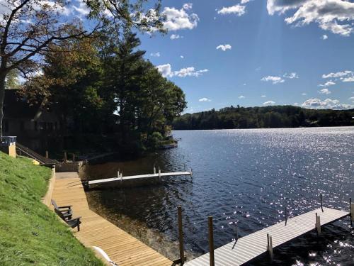 Cozy pet friendly cabin with dock, firepit, bikes, grill in Newaygo, USA