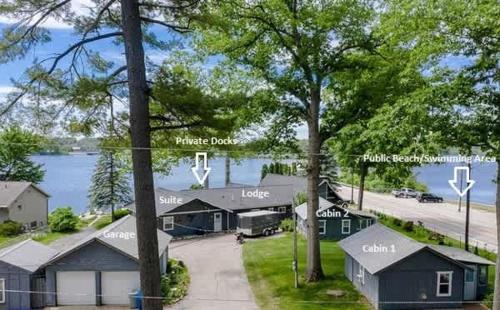 Lovely lakeside cottage w private dock, firepit, grill, bikes in Newaygo, USA