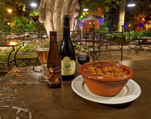 Restorāns, Contact Hotel Le Minervois - Hotel & Restaurant Au nord de Carcassonne in Caunes-Minervois