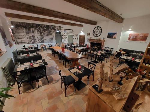 Restorāns, Contact Hotel Le Minervois - Hotel & Restaurant Au nord de Carcassonne in Caunes-Minervois
