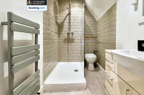 Large 6BDR House By Homebird Property Management Short Lets & Serviced Accommodation Leeds With Secured Parking & Garden Area, Leeds (Foto 9)