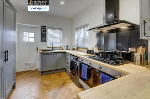 Large 6BDR House By Homebird Property Management Short Lets & Serviced Accommodation Leeds With Secured Parking & Garden Area, Leeds (Foto 8)