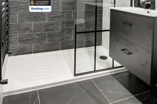 Large 6BDR House By Homebird Property Management Short Lets & Serviced Accommodation Leeds With Secured Parking & Garden Area, Leeds (Foto 10)