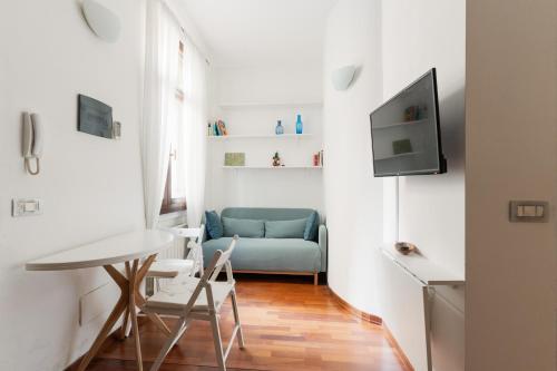 GuestHost - M5 Isola Comfy Studio
