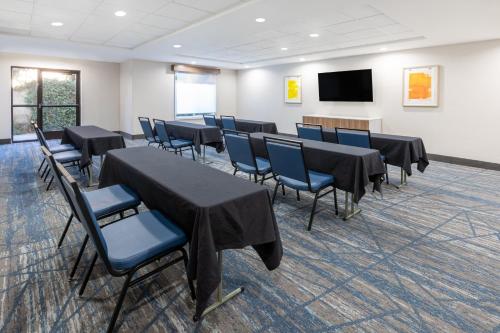 Holiday Inn Express & Suites Lathrop by IHG - 회의실/연회장