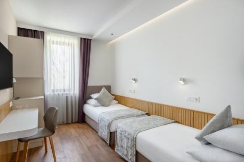1 queen bed, 2 twin beds