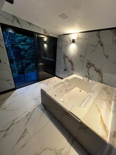 熱水浴缸, Casa Tucan Glamping in 圖里亞爾瓦