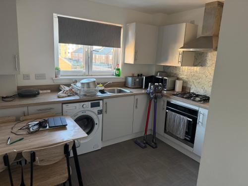 Kitchen, One Bedroom Apartment Near Royal Infirmary & Easy Access to Edinburgh Centre in Danderhall