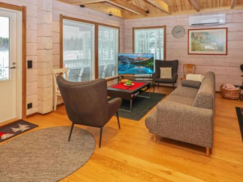 Holiday Home Huvila tornionjoen rannalla by Interhome in Paranena