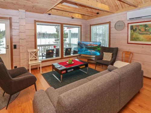 Holiday Home Huvila tornionjoen rannalla by Interhome in Paranena