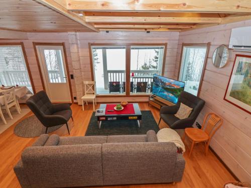 Holiday Home Huvila tornionjoen rannalla by Interhome in Paranena