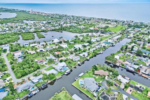 Palm Paradise Waterfront Home - Flagler Beach - Dock - Pet Friendly - Close To The Beach in Flagler Beach, USA