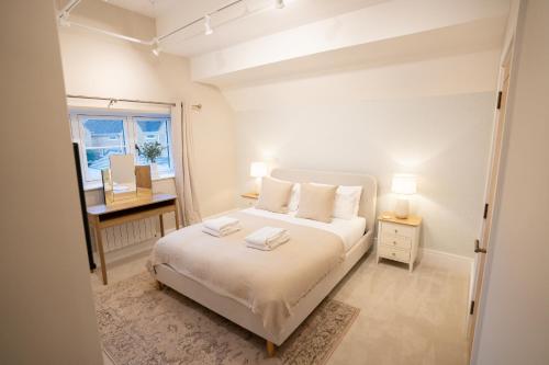 Brand New Modern 2BR Apt in Broadway High St - Sleeps 6 in Broadway