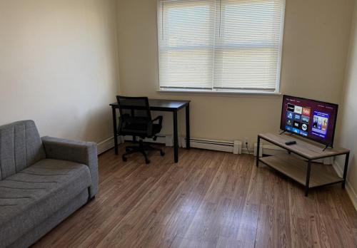 Private one-bedroom and one-bathroom apartment, private street entrance in convenient area, MetLife  – khách sạn tại Woodbridge