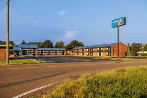 Motel 6 Greenwood, MS