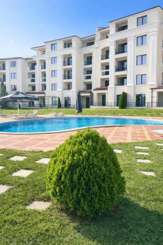Swimming pool, Two Bedroom Apartment Four Seasons - FREE PARKING - Complex Carpe Diem in Balchik