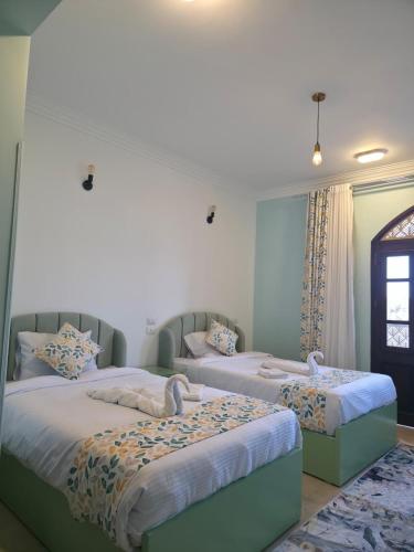 2 twin beds