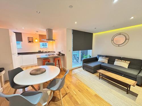 Modern 2BR East London Flat with Balcony near the tube, Londres