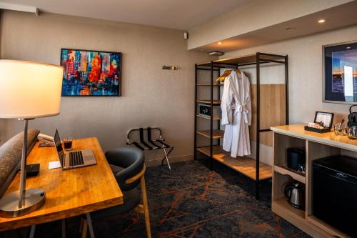 Blue Horizon Hotel in Vancouver, Canada