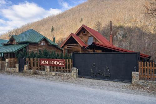 MM Lodge-Mountain House on the Road to Ski Center in Drpe