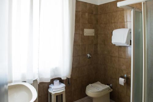 Bathroom, Albergo Grappolo D'oro in Montebelluna