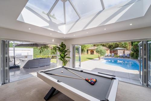 Emerson Park Villa, Heated Pool, Hot Tub, Cinema gîte à louer Emerson Park Railway Station