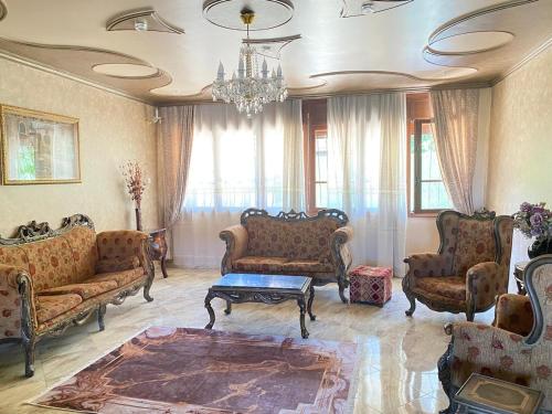 Large apartment, 200 m2, quiet with garden and garage – khách sạn tại Alger